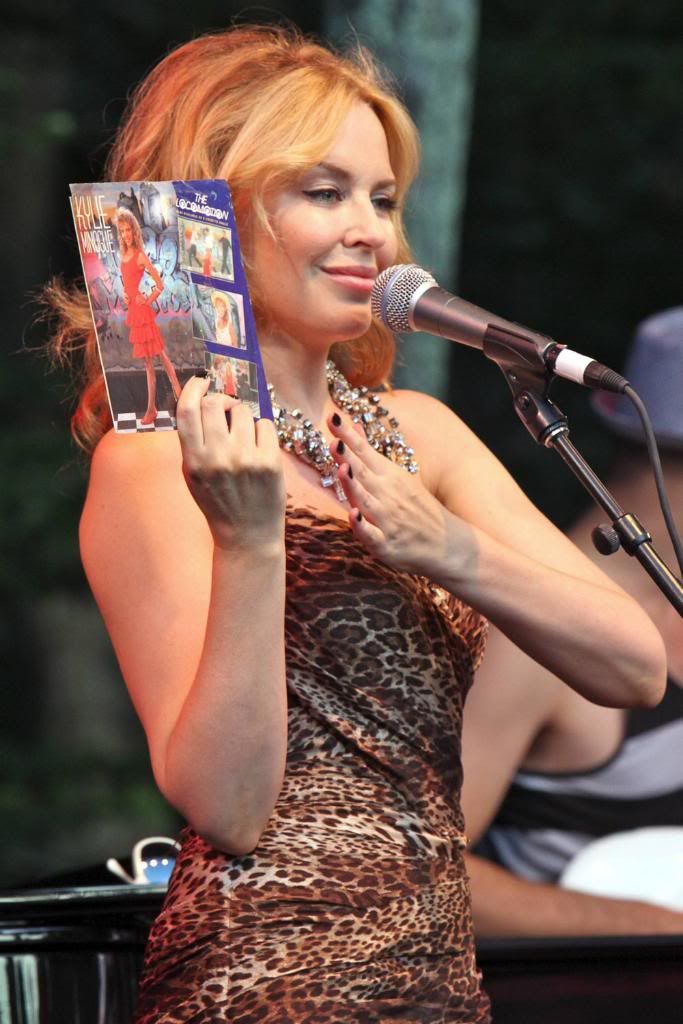 kaneda_Kylie_Minogue_3rd_Annual_Watermill_Center_Concert_Aug28_43
