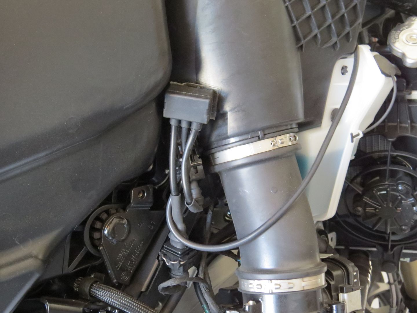 r nine t booster plug